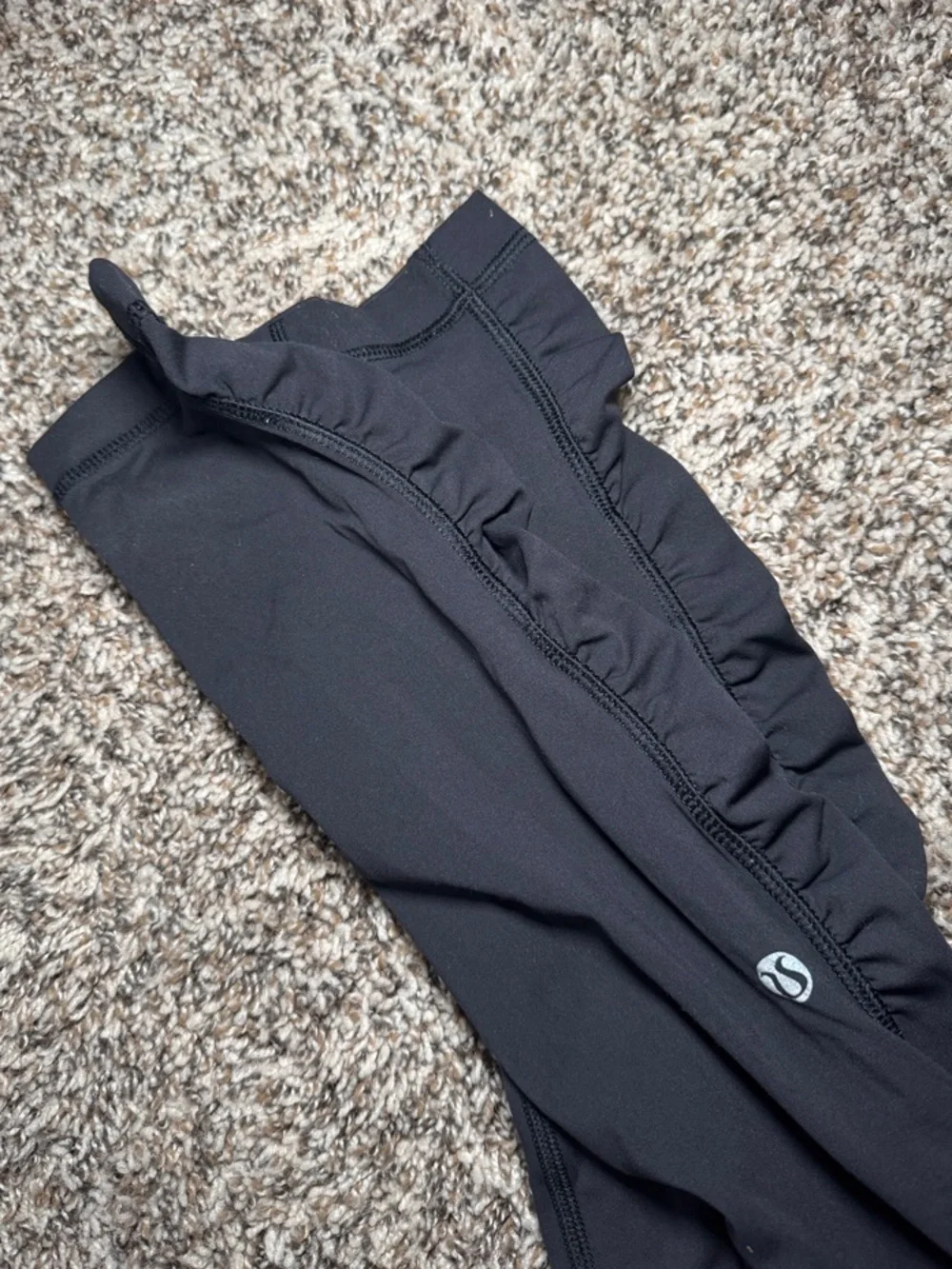 lululemon athletica women’sBlack Performance Leggings w/ Ruffle Detail/pockets - Picture 4 of 5